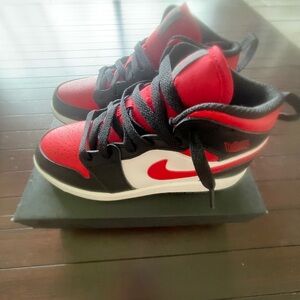 Authentic Kids Jordan 1 Mid (PS) Size (Youth 2.5) *BRAND NEW*